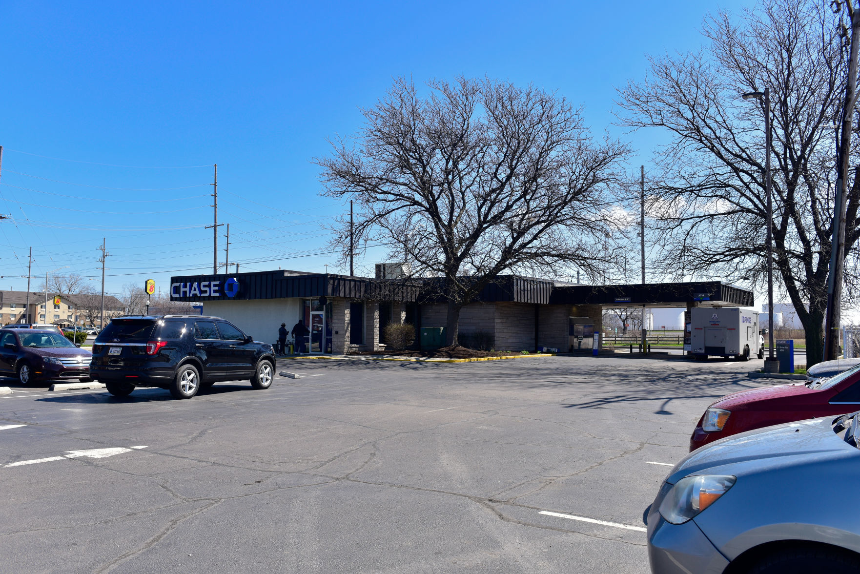 Brinks Truck Robbed at Gun Point at Chase Bank